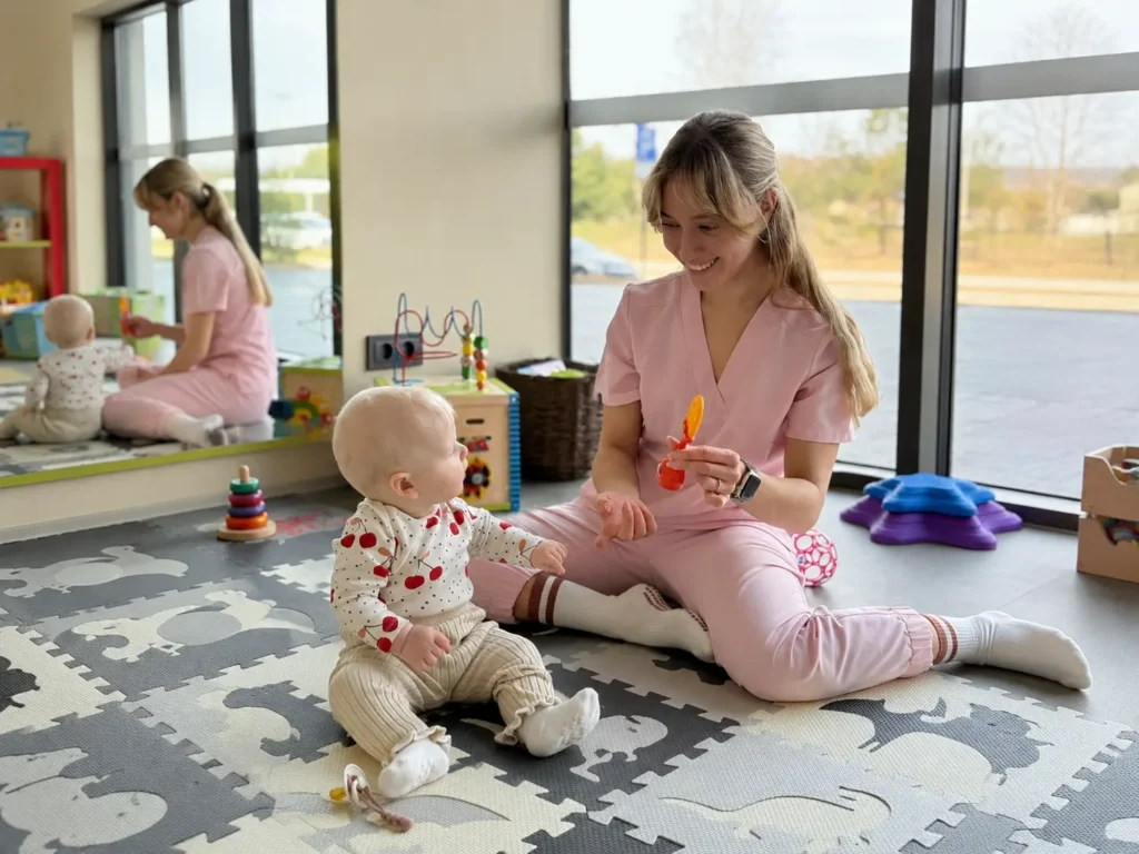 Kūdikių kineziterapijos užsiėmimas BabyTherapy studijoje Vilniuje