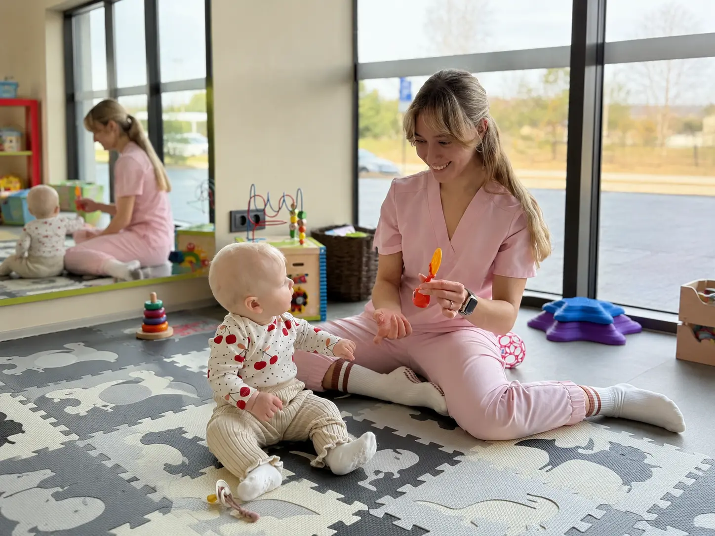 Kūdikių kineziterapijos užsiėmimas BabyTherapy studijoje Vilniuje